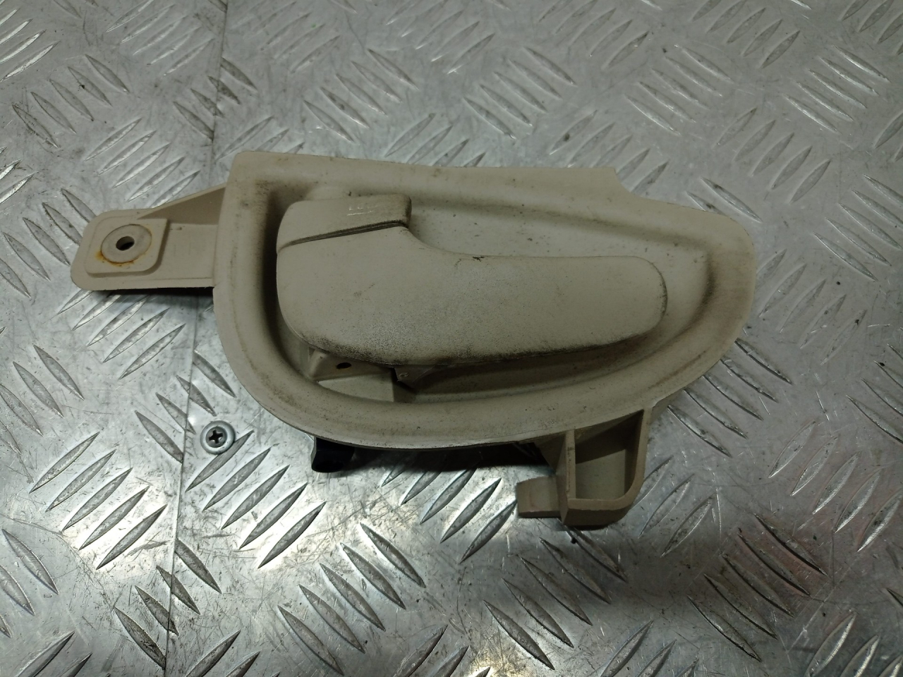 ручка внутренняя передняя левая Chevrolet Alero 1 поколение 2000, 2.4 л., бензин, АКПП, красный, седан, передний привод, 22641927-LH3 - фото №1