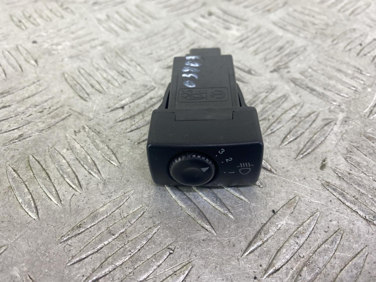 кнопка корректора фар Kia Rio 1 поколение 2001, 1.5 л., A5D, бензин, МКПП, красный, универсал, передний привод - фото №1