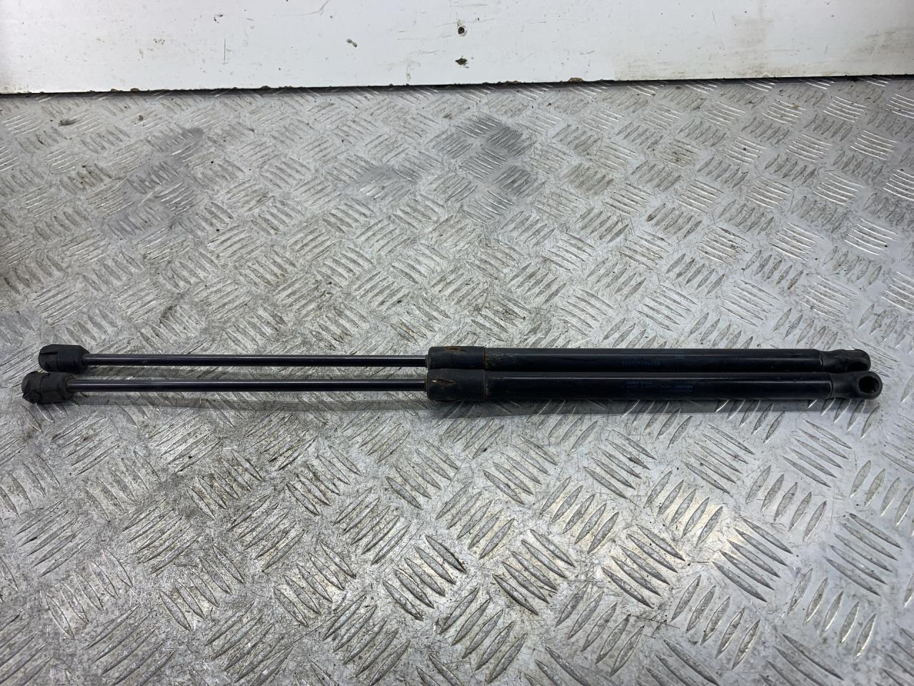 амортизатор крышки багажника (3-5 двери) Skoda Yeti 1 поколение 2013, 2.0 л., CFHF, дизель, 6МКПП, серый, универсал, полный привод, 5L682755003S - фото №1