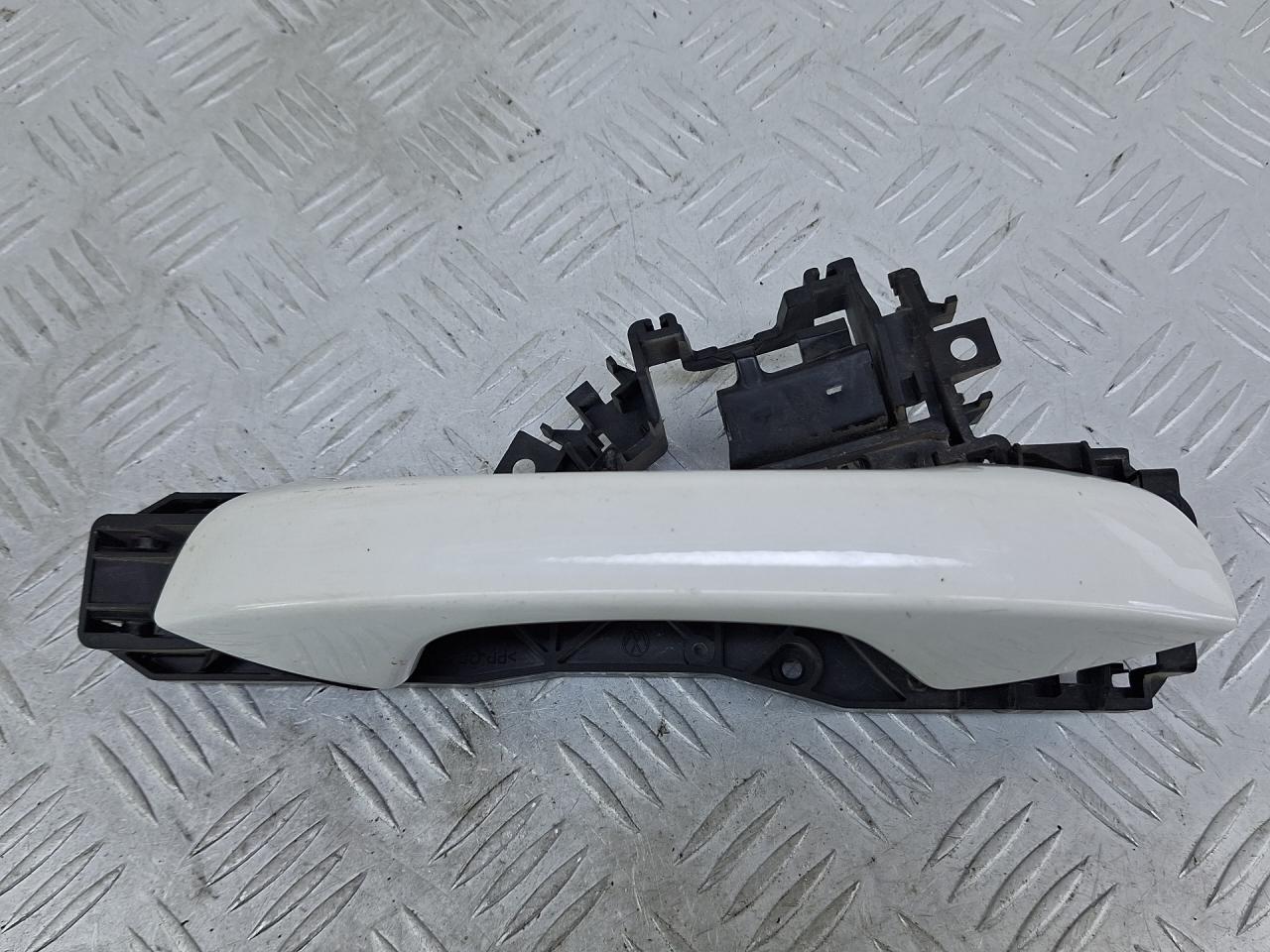 ручка наружная Volkswagen Caddy 5 поколение 2022, бежевый, фургон, передний привод, 5H0837206 - фото №1