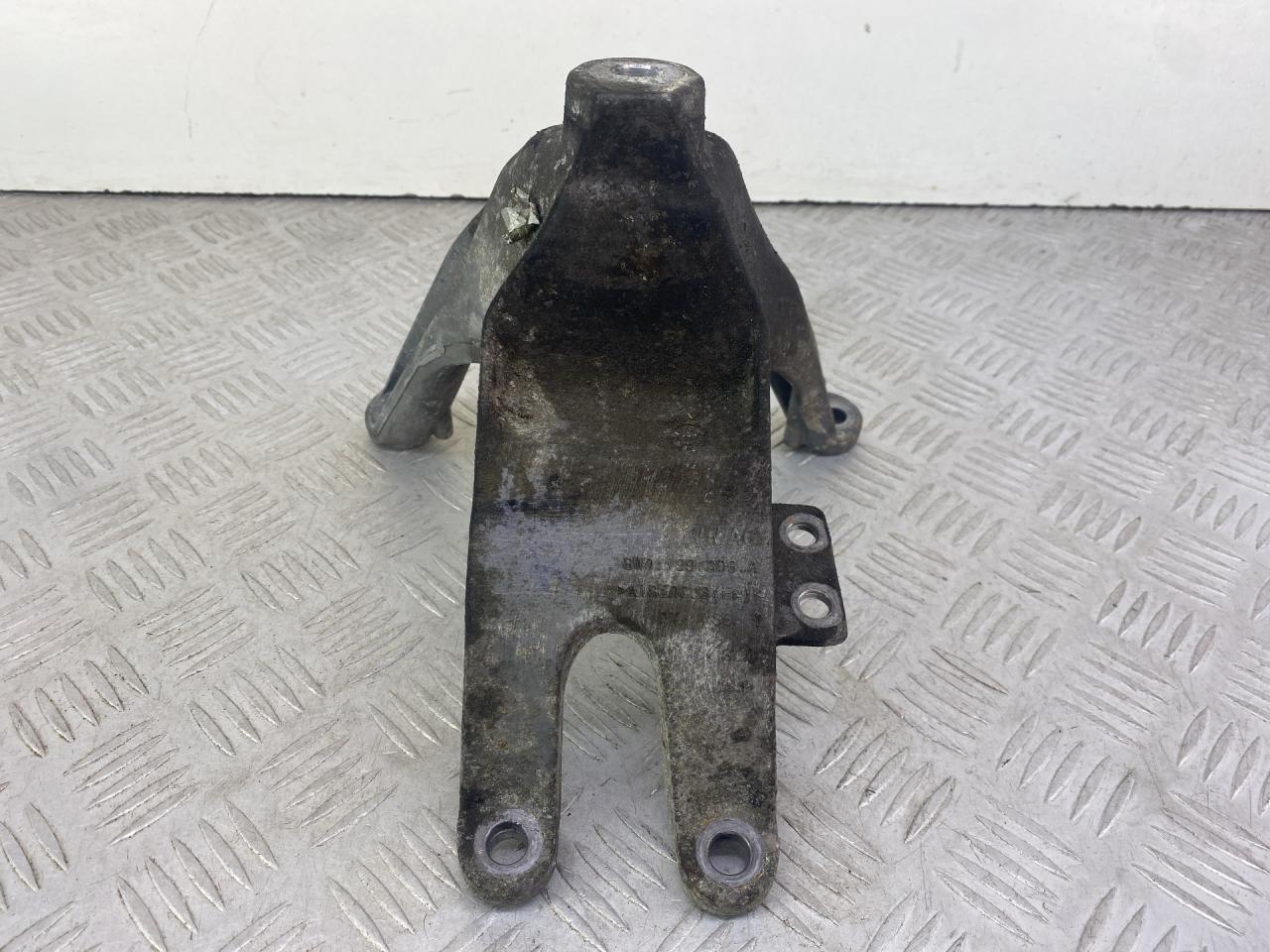 кронштейн двигателя Audi A4 B9 2017, 1.4 л., CVNA, бензин, 6МКПП, темно-синий, универсал, передний привод, 8W0199308A - фото №1