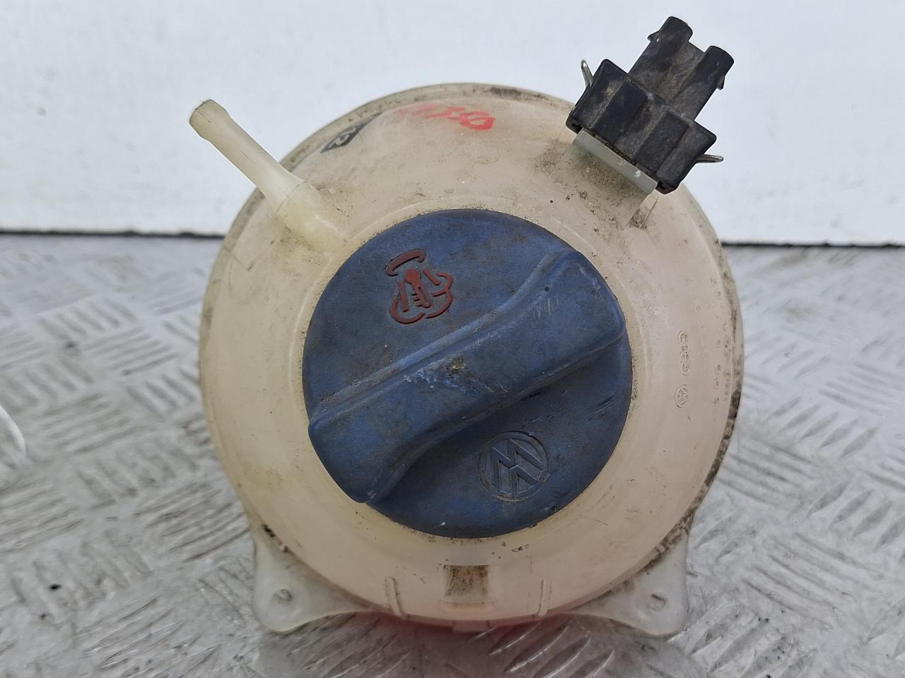 бачок расширительный Volkswagen Golf 3 поколение 1999, 1.8 л., ANN, бензин, зеленый, кабриолет, передний привод, 1H0121407 - фото №1