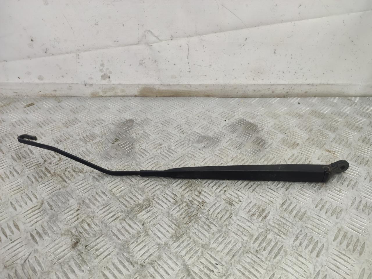 щеткодержатель (поводок стеклоочистителя, дворник) Citroen C2 1 поколение 2006, 1.4 л., 8HZ (DV4TD), дизель, робот, черный, хетчбэк 3 дв., передний привод - фото №1