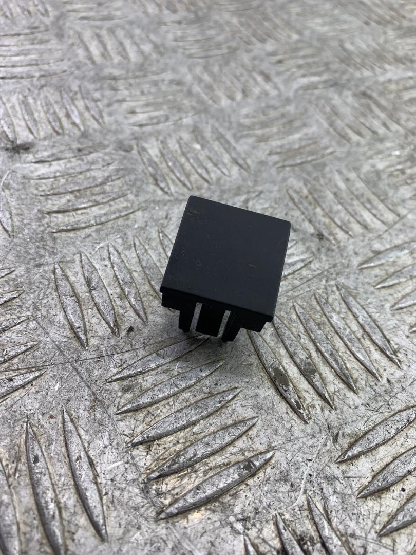 заглушка в торпедо Skoda Yeti 1 поколение 2013, 2.0 л., CFHF, дизель, 6МКПП, серый, универсал, полный привод, 5L0858179 - фото №1