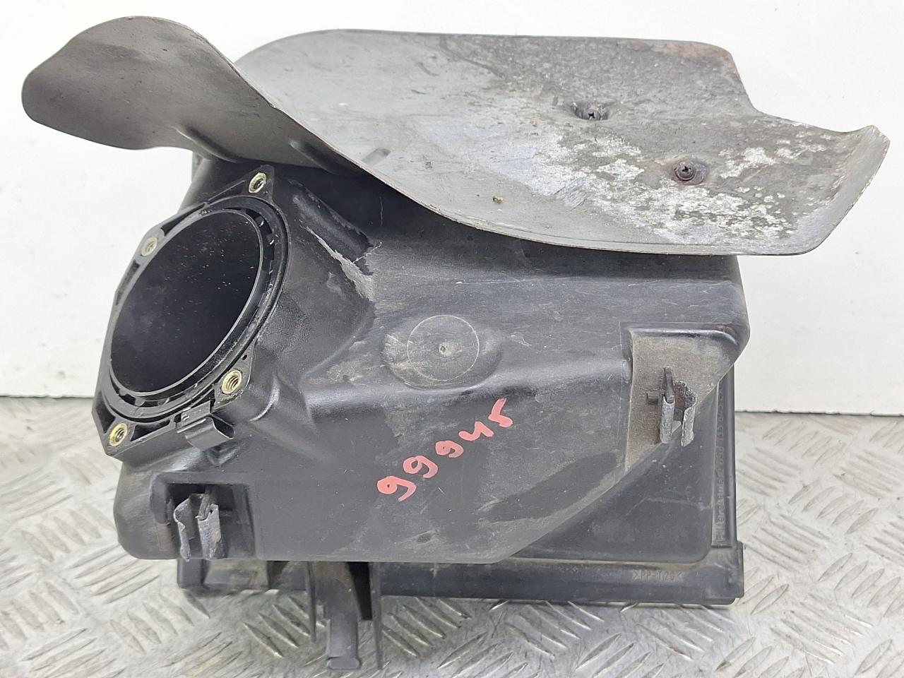 корпус воздушного фильтра Audi A6 4B/C5 1999, 1.8 л., AQE, бензин, МКПП, красный, седан, 058133837E - фото №1