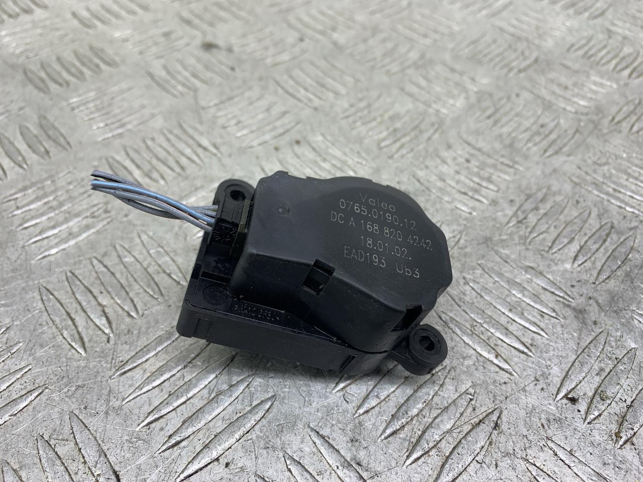 моторчик заслонки печки Mercedes-Benz A-Класс W168 (1997 - 2001), A1688204242 - фото №1