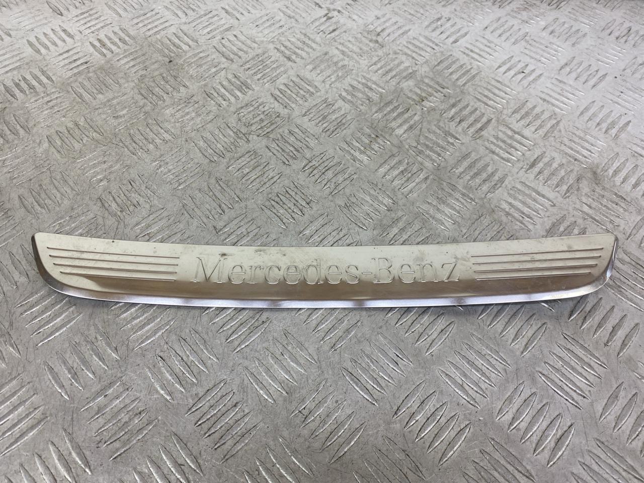 накладка на порог внутренняя Mercedes-Benz E-Класс W213/S213/C238/A238 (2016 - 2020), 2.0 л., OM 654.920, дизель, АКПП, серый, седан, задний привод, A2056800035 - фото №1