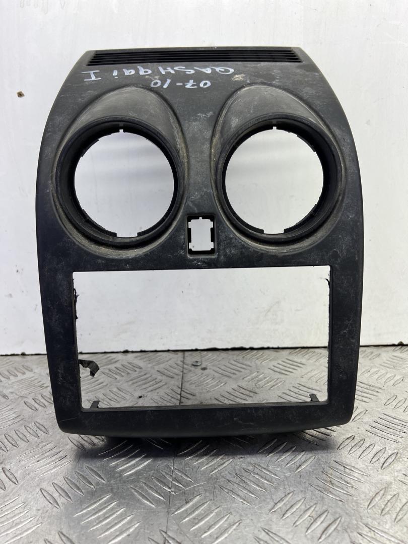 рамка под магнитолу Nissan Qashqai 1 поколение (2006 - 2010), P10381A77100 - фото №1