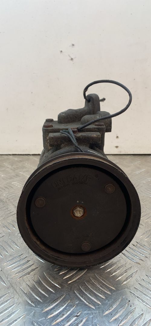 компрессор кондиционера Kia Carens 1 поколение 2001, 1.8 л., бензин, МКПП, светло-кофейный, передний привод, 5036964 - фото №1