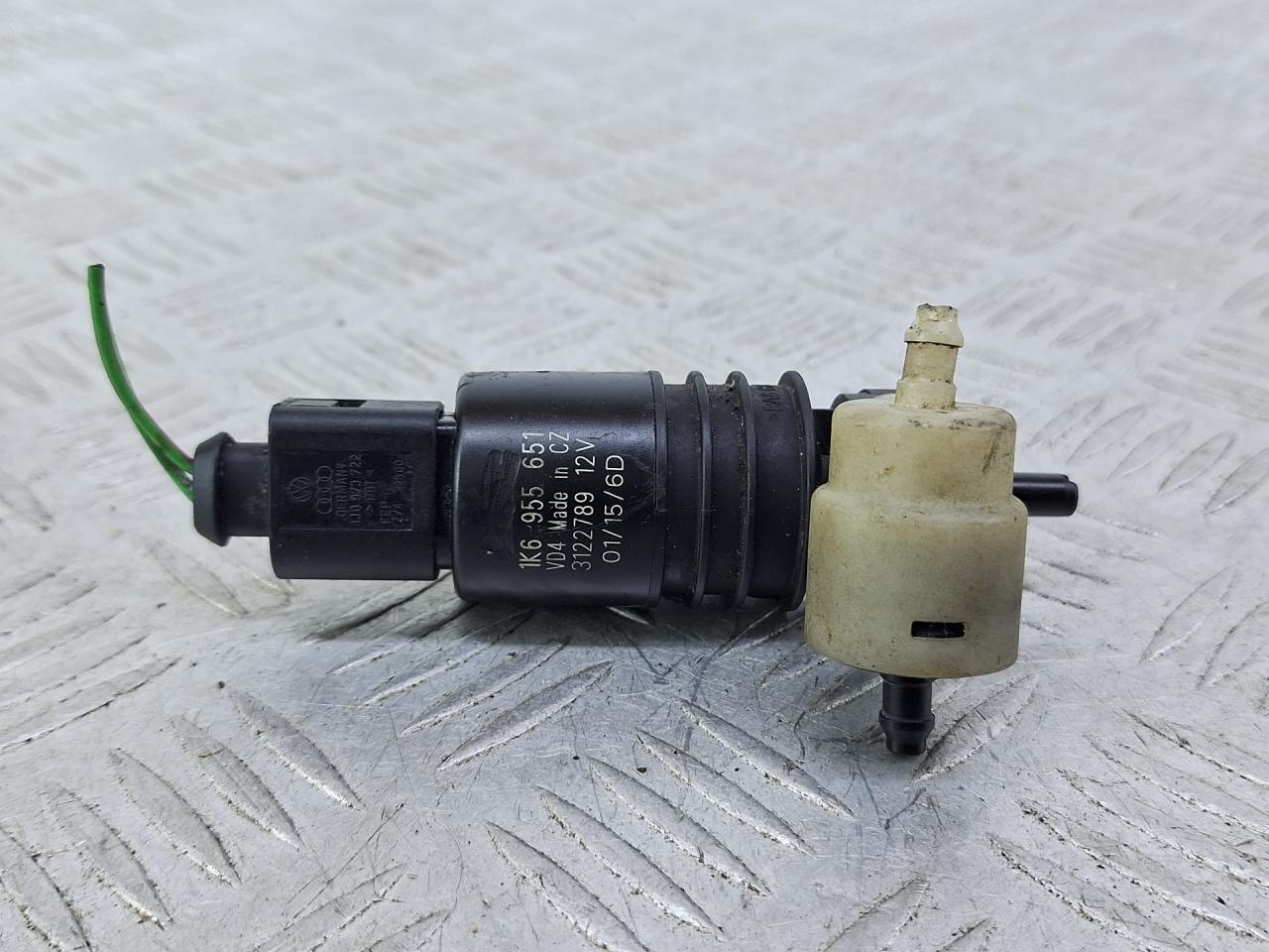 насос (моторчик) омывателя стекла Volkswagen Polo 4 поколение (2001 - 2005), передний привод, 1K6955651 - фото №1