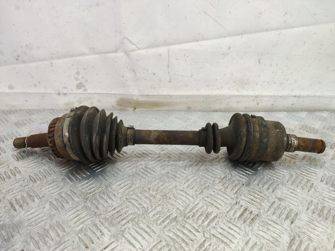 полуось передняя левая (приводной вал, ШРУС) Saab 9-3 1 поколение 2001, 2.0 л., B205E, бензин, АКПП, черный, хетчбэк 5 дв., передний привод - фото №1