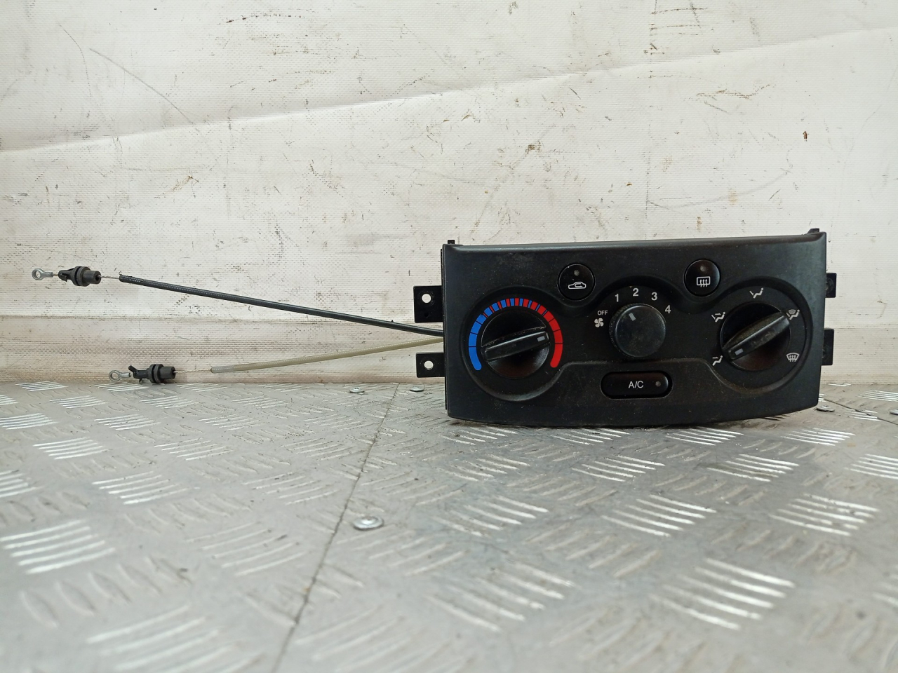 блок управления печки / климат-контроля Daewoo Kalos 1 поколение 2004, 1.4 л., F14D3, бензин, МКПП, красный, минивэн, передний привод - фото №1