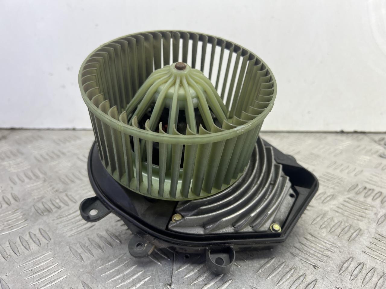 моторчик печки Volkswagen Passat B5 1998, 1.6 л., AHL, бензин, МКПП, серебро, универсал, передний привод, 8D1820021 - фото №1