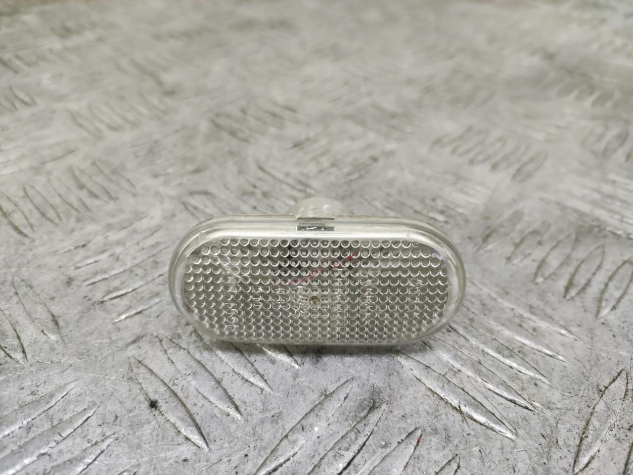 повторитель поворота на крыле Renault Logan 1 поколение (2004 - 2009), 1.4 л., бензин, МКПП, синий, фургон, передний привод, 8200257684 - фото №1