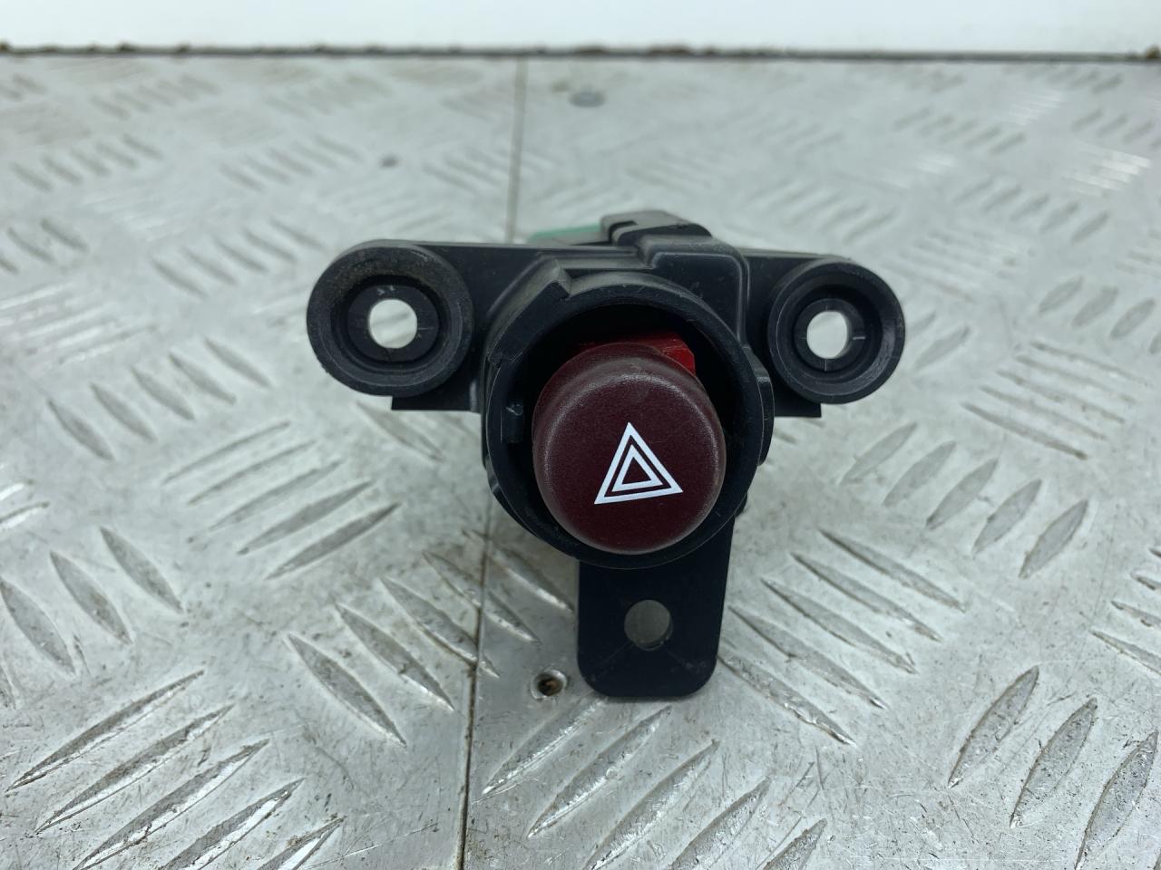 кнопка аварийной сигнализации Oldsmobile Alero 1 поколение (1998 - 2026), 22642606, 22656619 - фото №1