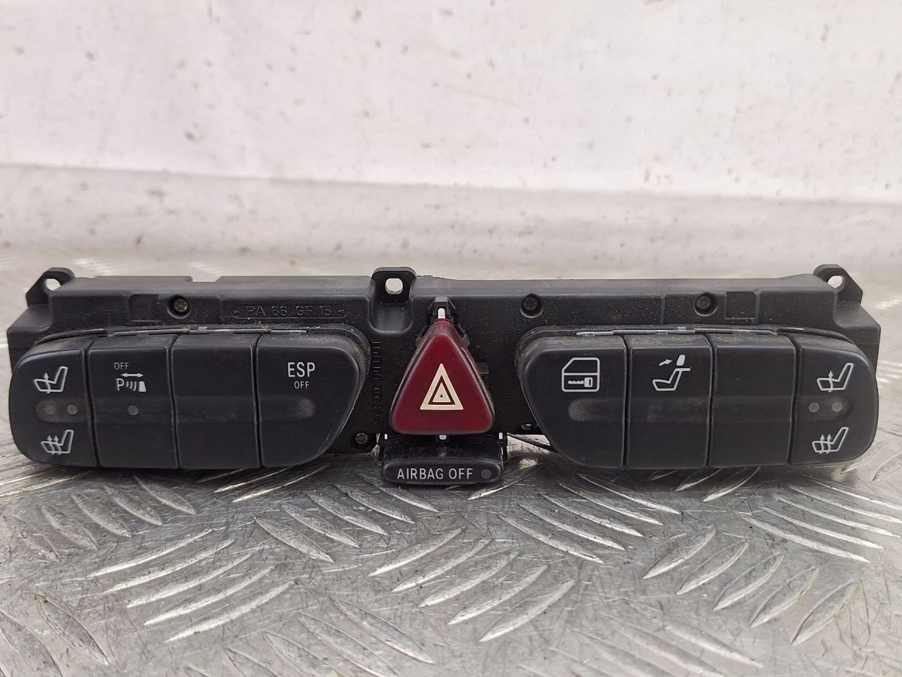 кнопка (выключатель) Mercedes-Benz C-Класс W203/S203/CL203 2001, 2.2 л., дизель, бордовый, седан, задний привод, 2038208210, 3306100101 - фото №1