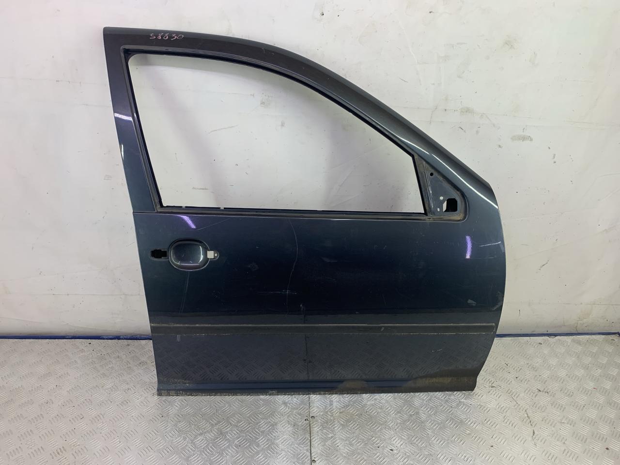 дверь передняя правая Volkswagen Golf 4 поколение 1999, 1.6 л., AKL, бензин, МКПП, серый, хетчбэк 5 дв., передний привод - фото №1