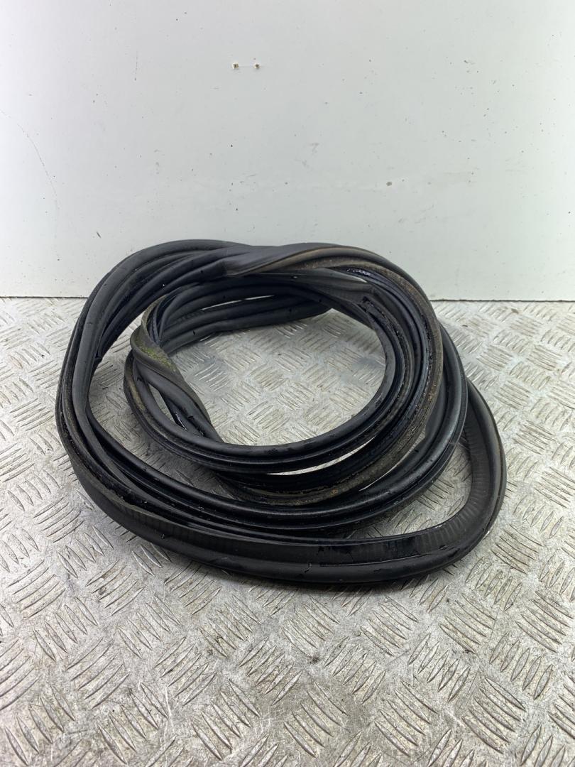 уплотнитель Land Rover Discovery 3 поколение L319 2007, 2.7 л., 276DT, дизель, АКПП, серый, внедорожник 5 дв., полный привод - фото №1