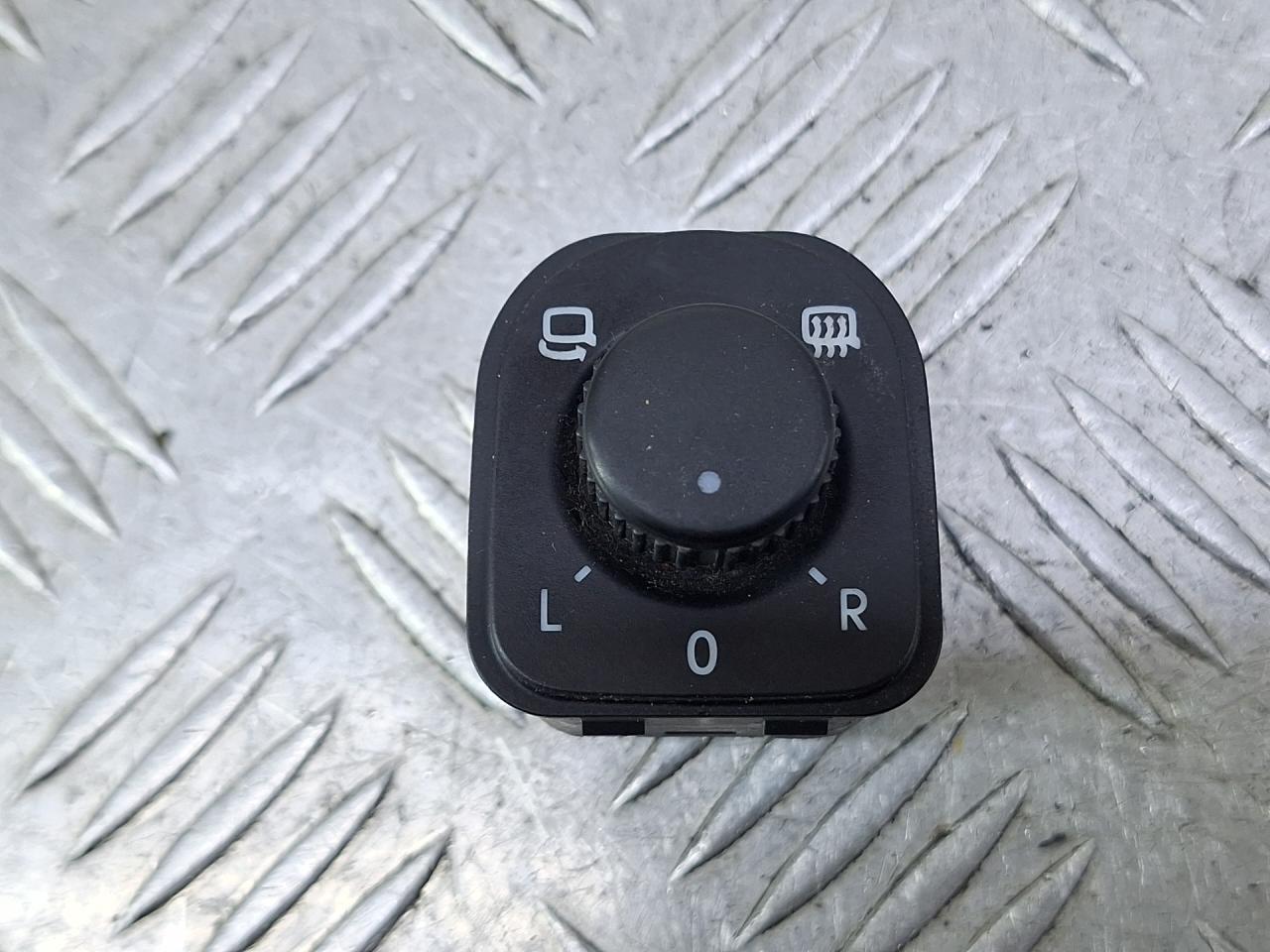 джойстик регулировки зеркал Volkswagen Golf 6 поколение 2008, 1.4 л., CGGA, бензин, 5МКПП, голубой, хетчбэк 5 дв., передний привод, 1K0959565J - фото №1