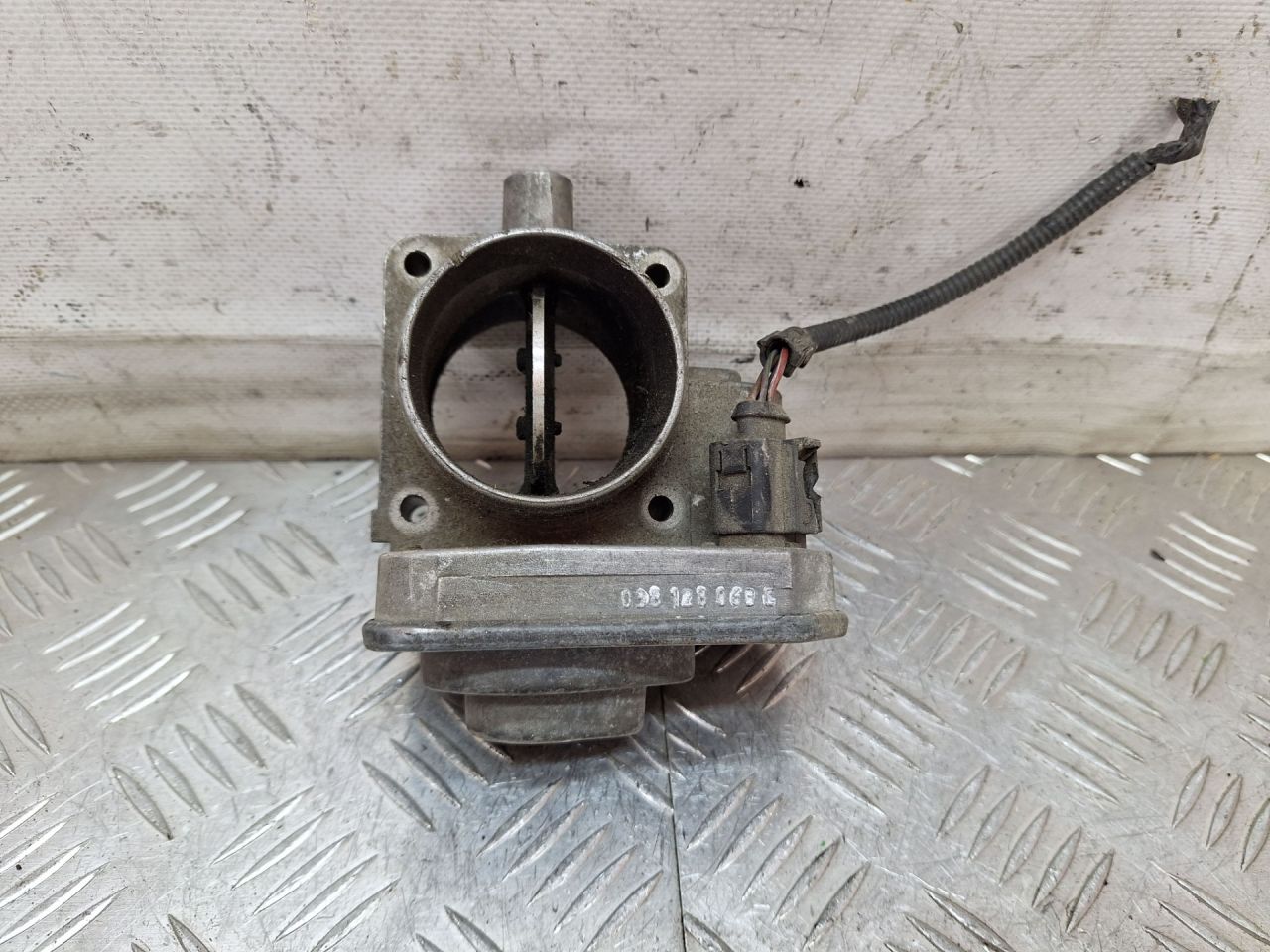 заслонка дроссельная Volkswagen Golf 4 поколение 2003, 1.9 л., SDi, дизель, 038128063L - фото №1