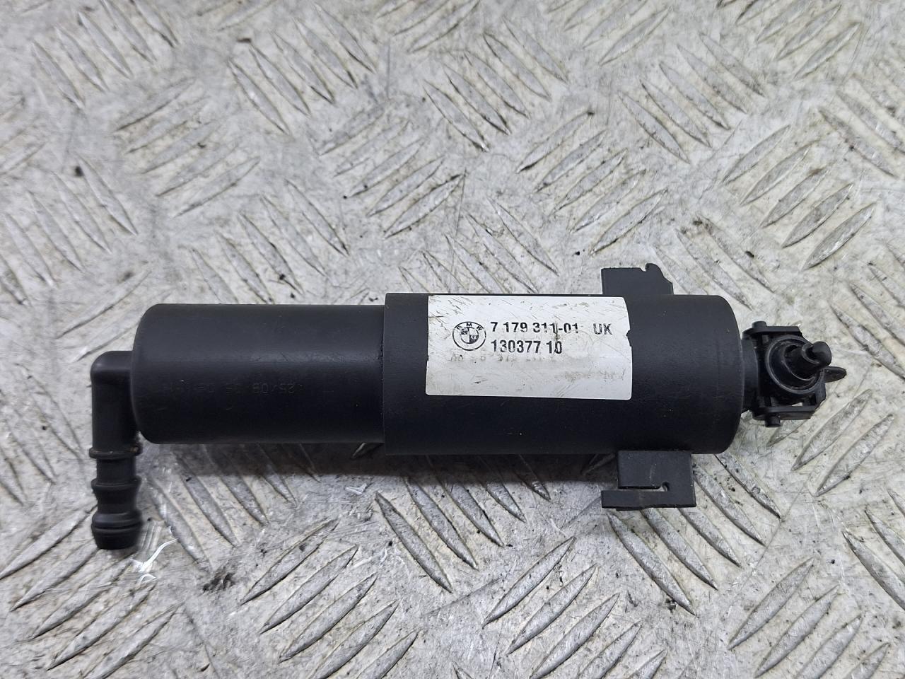 форсунка омывателя фары BMW 3 серия E90/E91/E92/E93 2005, 2.5 л., N52 B25 AF, бензин, МКПП, серый, седан, задний привод, 717931101, 13037710 - фото №1