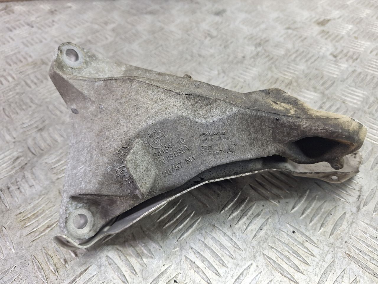 кронштейн двигателя BMW 1 серия E81/E82/E87/E88 2006, 1.6 л., N45 B16 A, бензин, МКПП, хетчбэк 5 дв., задний привод, 24168110, 6764574 - фото №1