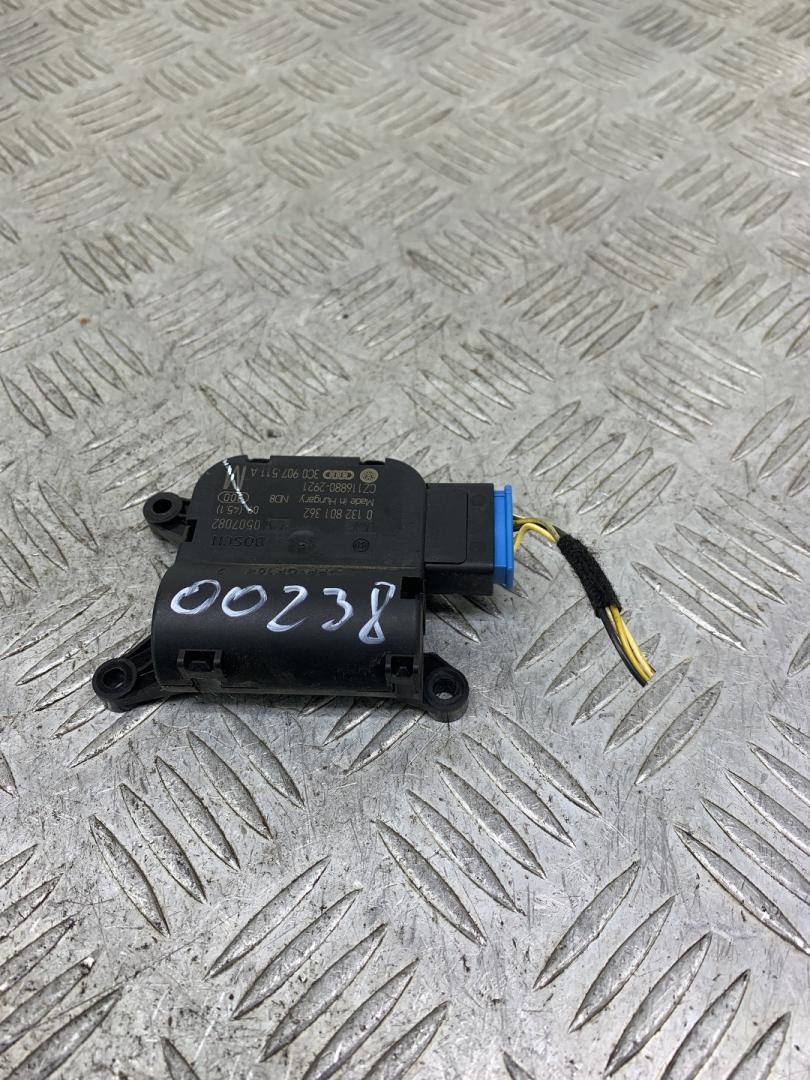 моторчик заслонки печки Volkswagen Golf 6 поколение 2008, 1.4 л., CGGA, бензин, 5МКПП, голубой, хетчбэк 5 дв., передний привод, 0132801362, 3C0907511A - фото №1