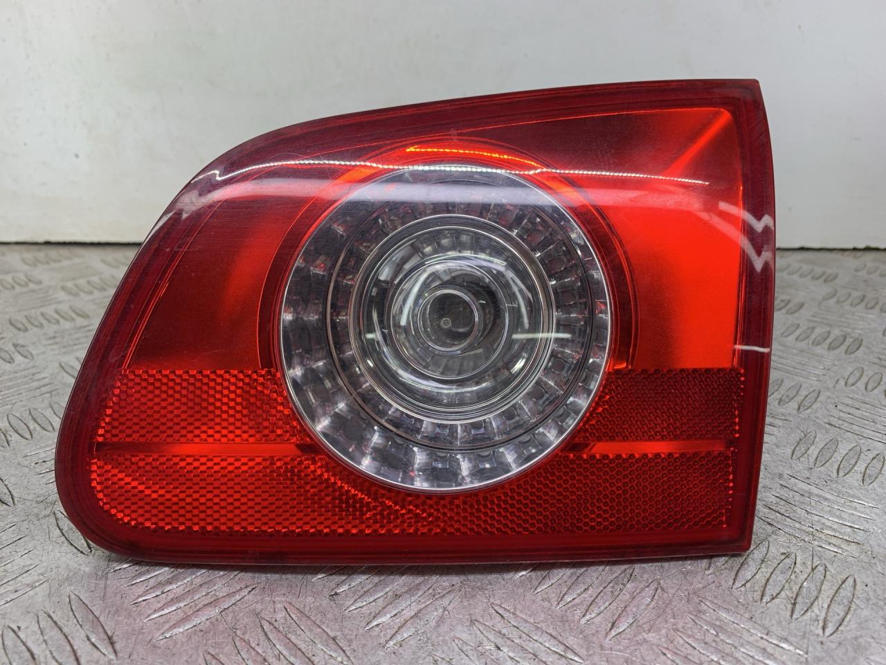 фонарь крышки багажника правый Volkswagen Passat B6 2009, 1.4 л., CAXA, бензин, 6МКПП, голубой, универсал, передний привод, 3C9945094 - фото №1