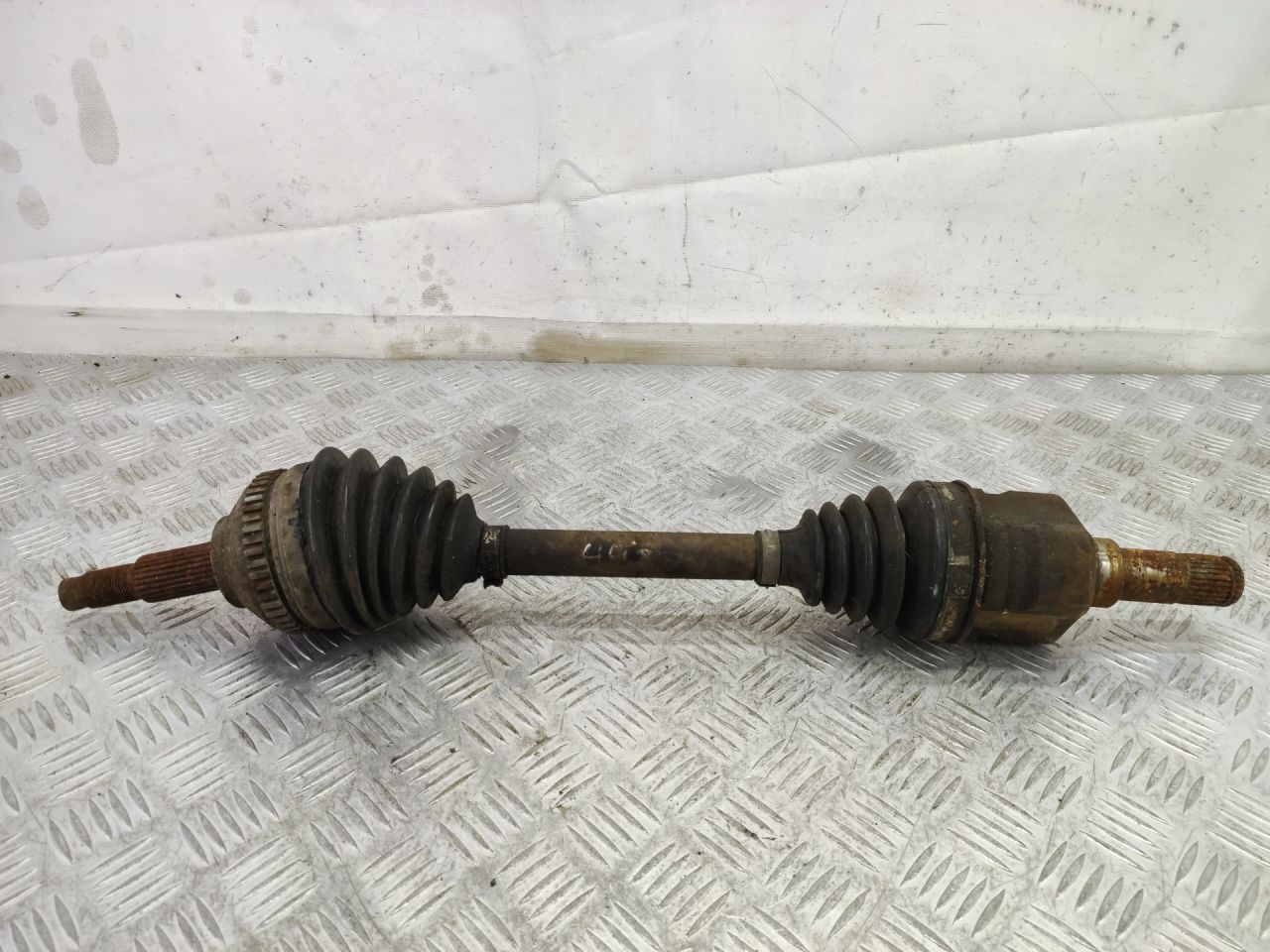 полуось передняя левая (приводной вал, ШРУС) Chrysler Voyager 4 поколение 2004, 2.5 л., ENJ, дизель, МКПП, темно-синий, минивэн, передний привод - фото №1