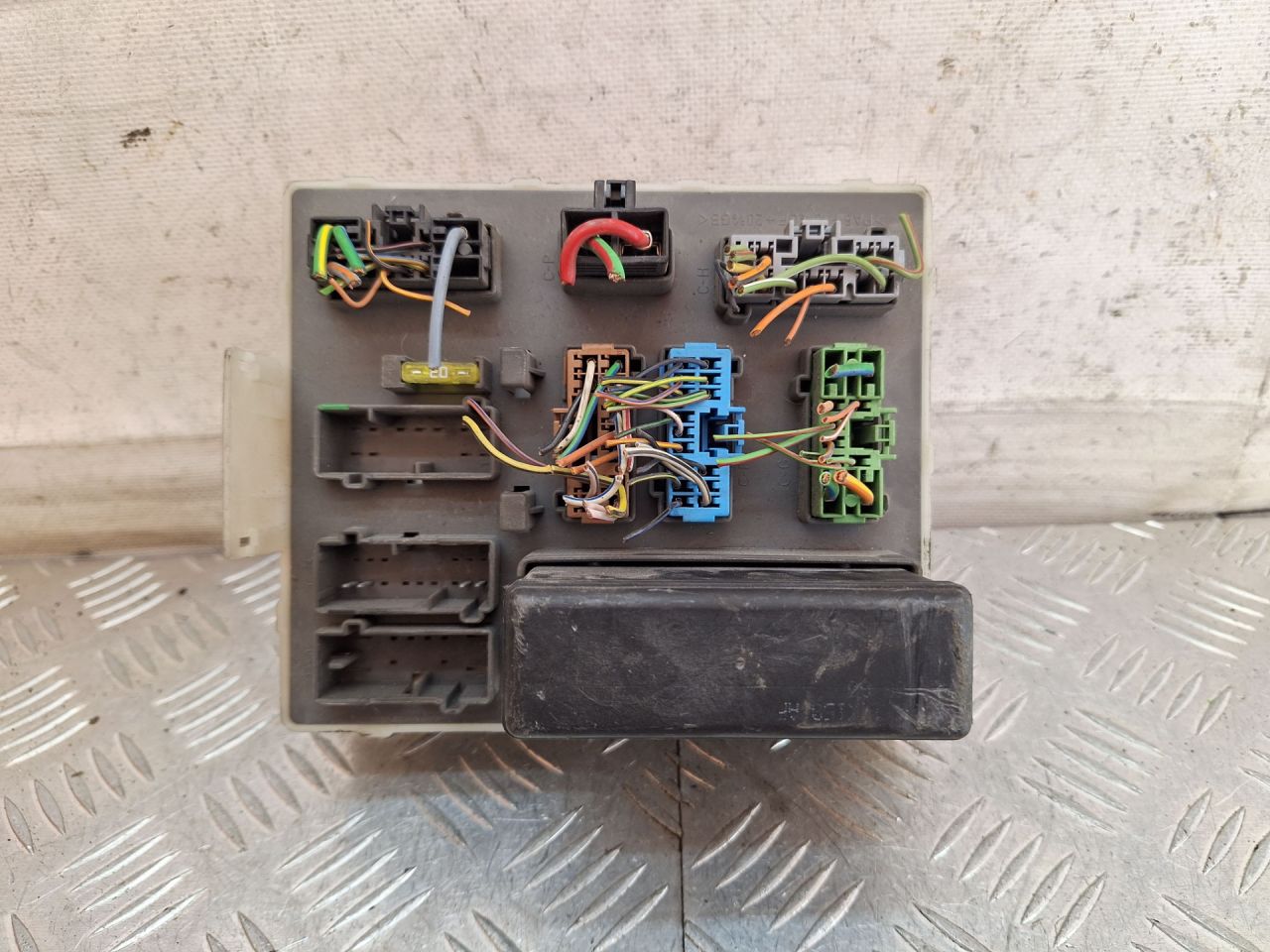 Блок управления BCM (Body Control Module) Ford Focus 1 поколение 2001, 1.8 л., бензин, МКПП, серебро, универсал, передний привод, 518234901, 98AG14A073AH - фото №1