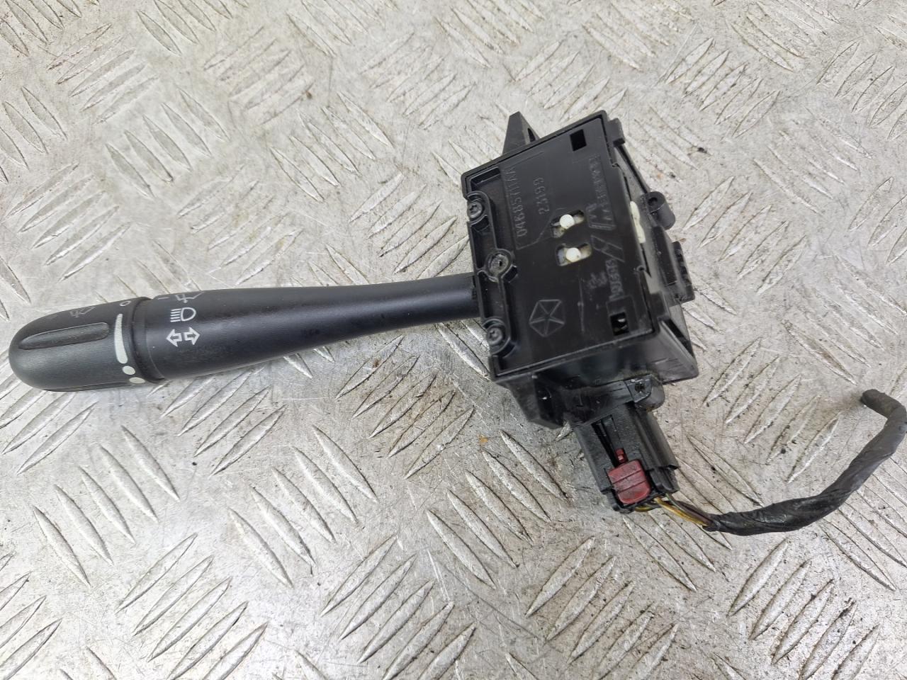 переключатель поворотов Chrysler Voyager 4 поколение 2004, 2.5 л., ENJ, дизель, МКПП, темно-синий, минивэн, передний привод, 04685711AA - фото №1