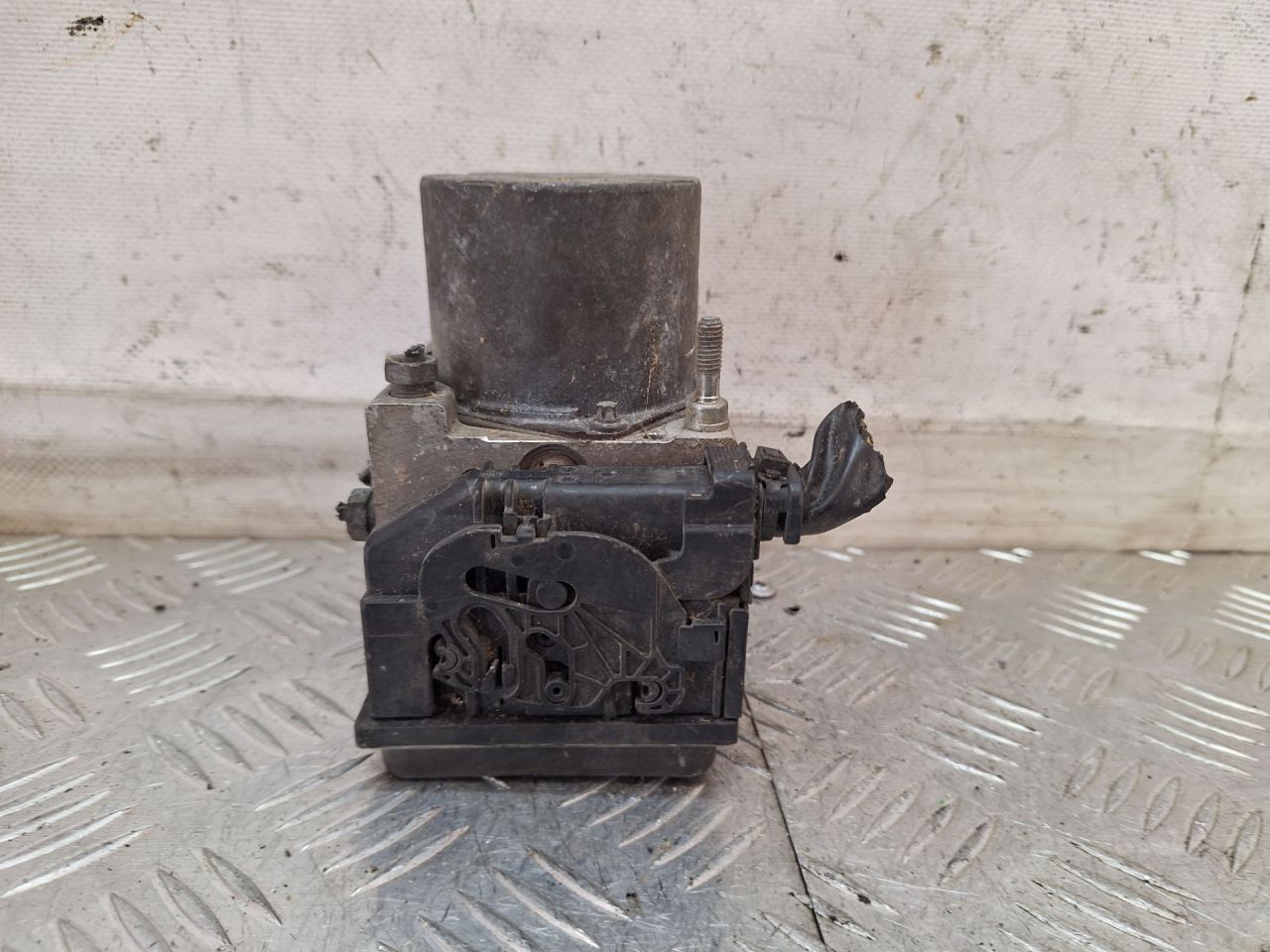 блок ABS Nissan Primera P12 2005, 1.9 л., дизель, МКПП, серебро, универсал, передний привод, 0265231317, 0265800308, 2265100416 - фото №1