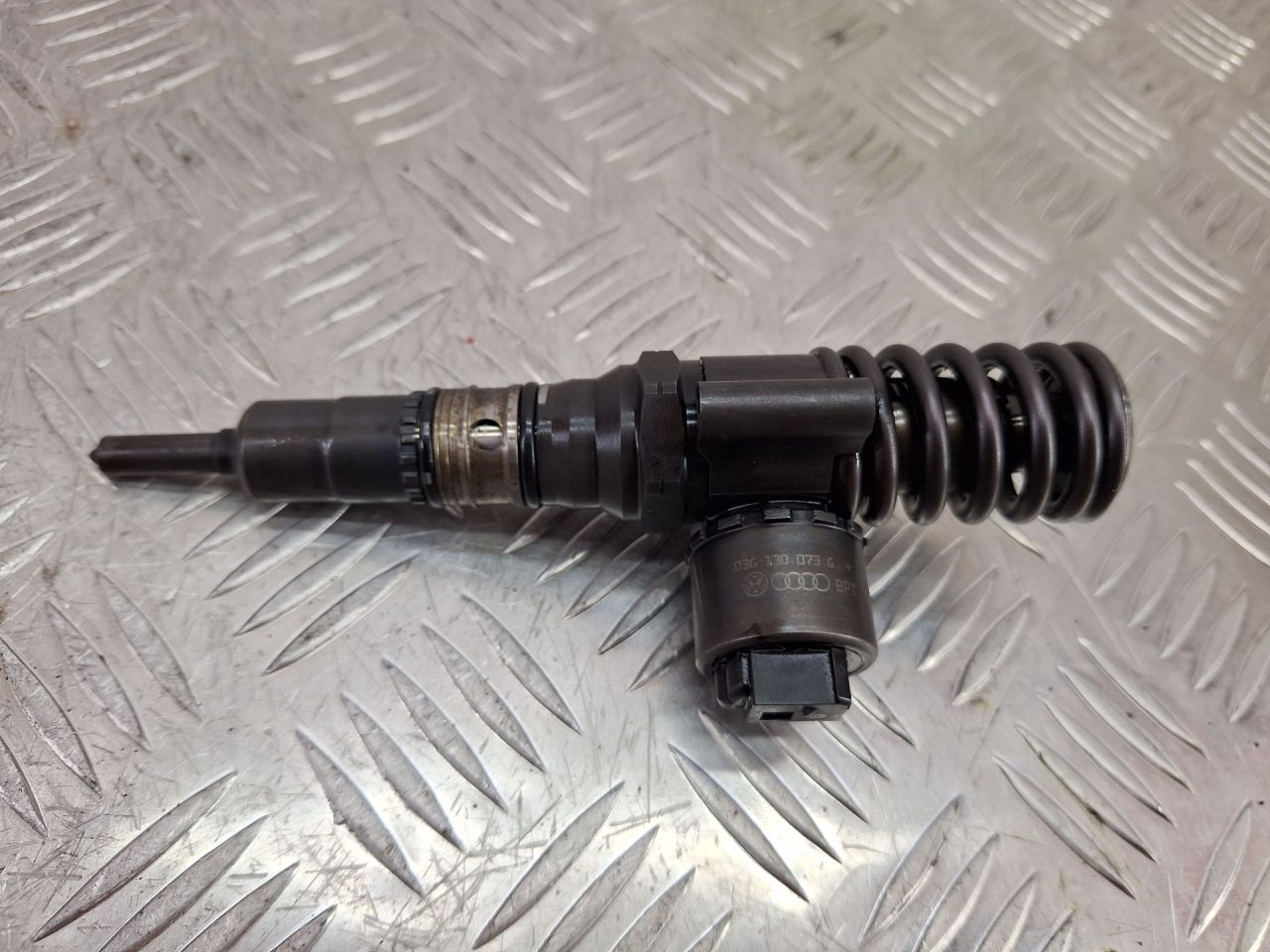 форсунка Chrysler Sebring 3 поколение 2009, 2.0 л., дизель, МКПП, черный, кабриолет, передний привод, 036130073G, 0414720404 - фото №1