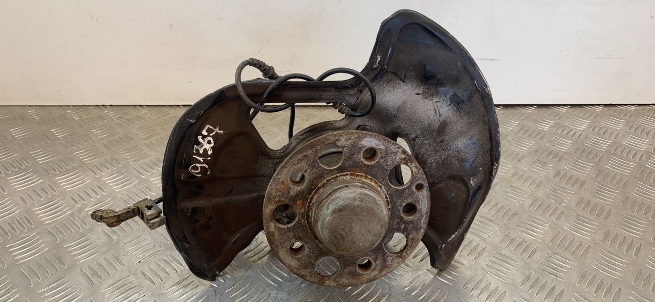 кулак поворотный правый Mercedes-Benz C-Класс W204/S204 2007, 1.8 л., M 271.950, бензин, АКПП, серебро, седан, задний привод - фото №1