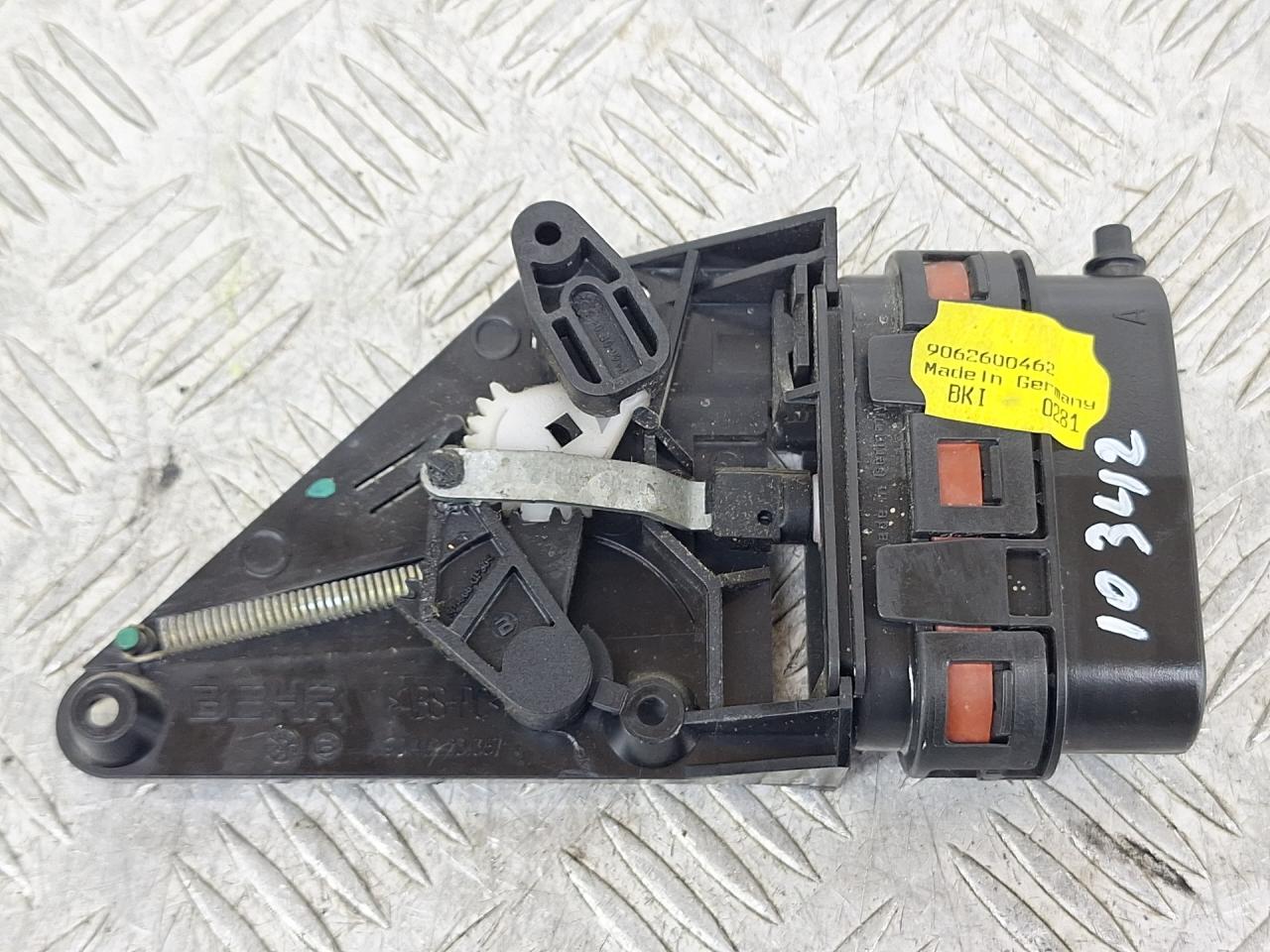 моторчик заслонки печки Mercedes-Benz SLK-Класс R170 2000, 2.0 л., M 111.958, бензин, АКПП, черный, кабриолет, задний привод, 9062600462 - фото №1