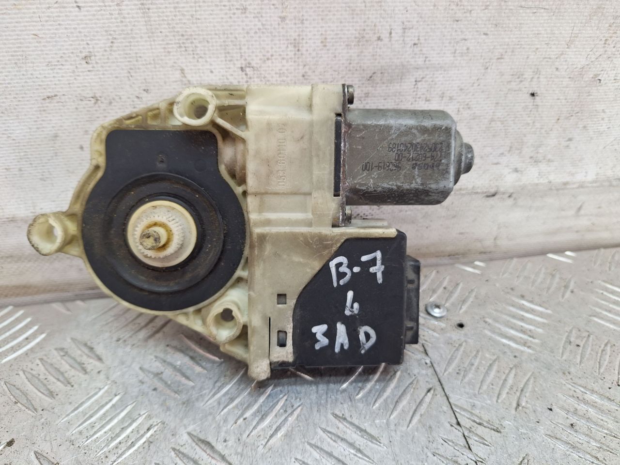 моторчик стеклоподъемника задний левый Volkswagen Passat B7 2012, 0536011002, 3C8959794 - фото №1