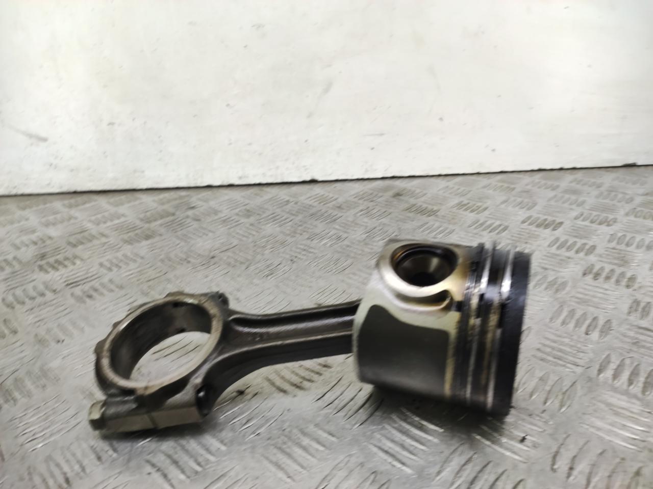 поршень Hyundai H-1 Grand Starex 2008, 2.5 л., дизель, МКПП, белый, минивэн, задний привод, 10069, DKT31 - фото №1