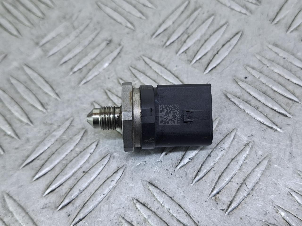 датчик давления топлива Skoda Octavia 3 поколение (A7) 2016, 1.4 л., CZDA, бензин, хетчбэк 5 дв., передний привод, 06J906051J, 0261545079 - фото №1