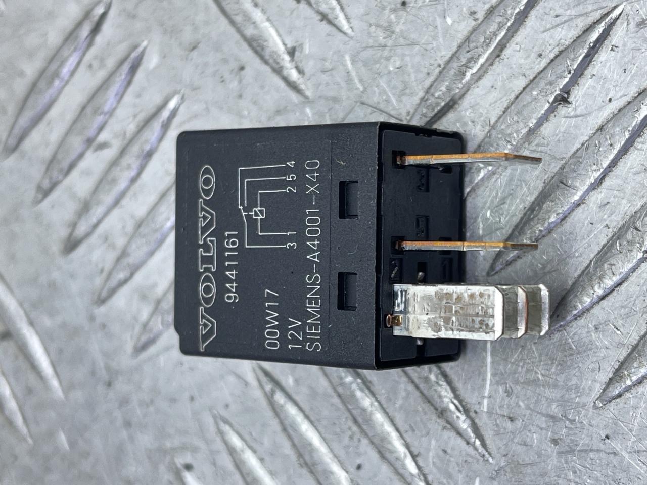 реле (прочие) Volvo V70 2 поколение 2001, 2.4 л., B 5244 T3, бензин, АКПП, серебро, универсал, полный привод, 9441161 - фото №1