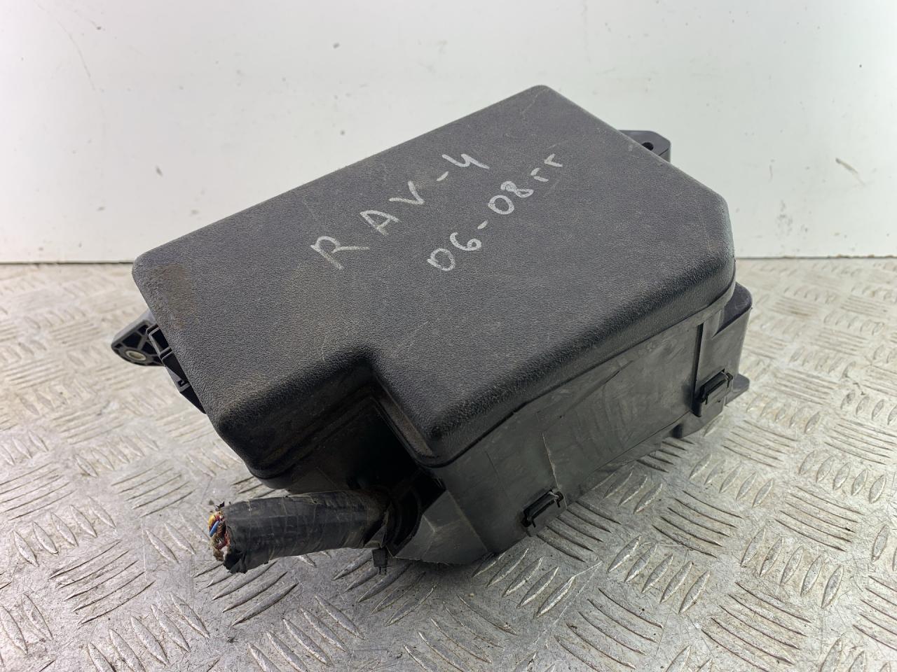 блок предохранителей Toyota RAV4 3 поколение (XA30) (2005 - 2008) - фото №1