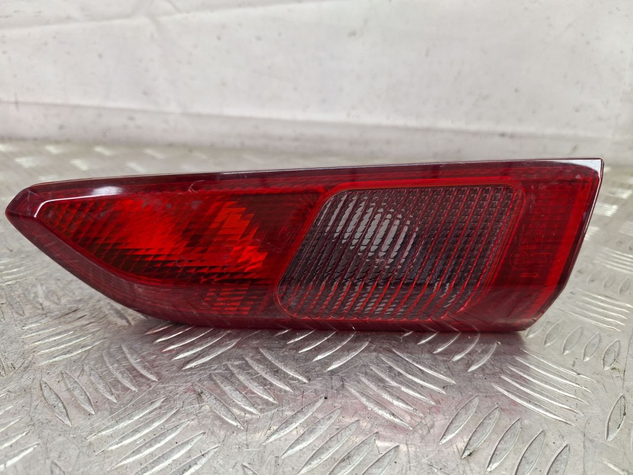 фонарь крышки багажника правый Alfa Romeo 156 1 поколение 2002, 2.0 л., 937 A1.000, бензин, МКПП, черный, универсал, передний привод - фото №1