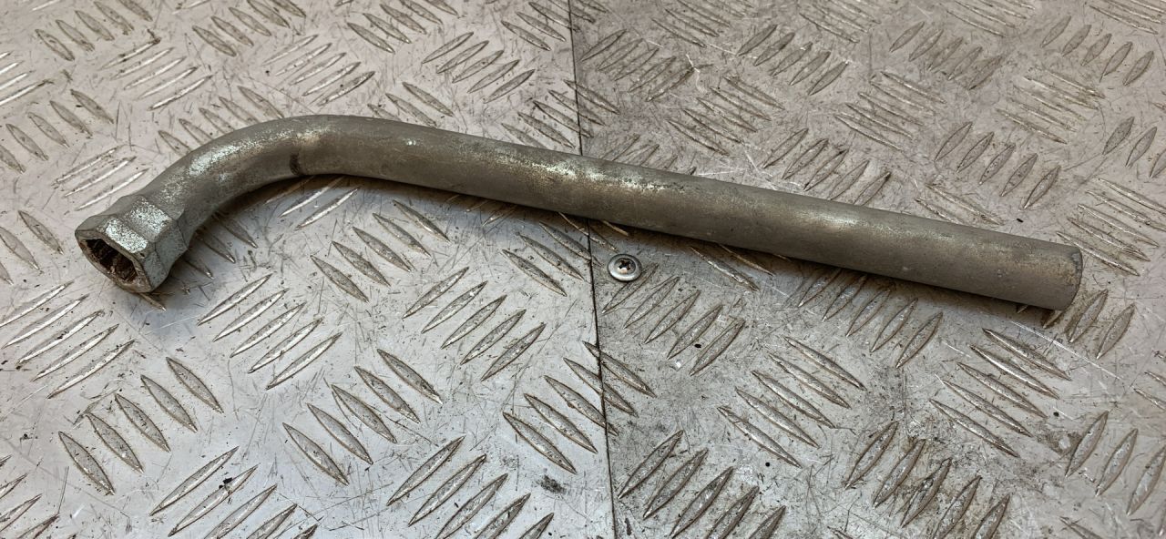 ключ колесный (балонный) Volkswagen Golf 4 поколение 2001, 1.6 л., AKL, бензин, АКПП, серебро, хетчбэк 3 дв., передний привод, 4D0012219A - фото №1