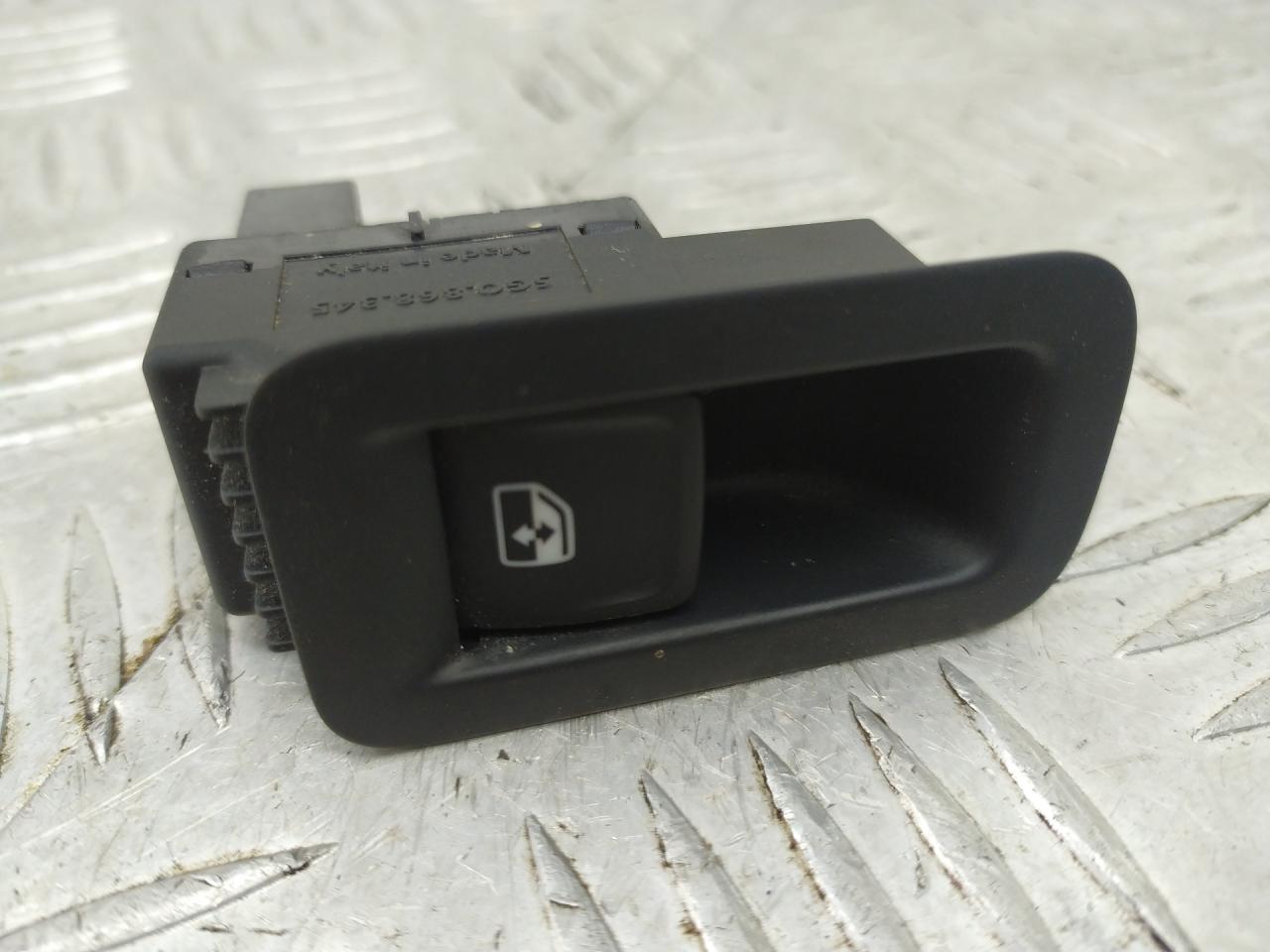 кнопка стеклоподъемника двери Volkswagen Golf Sportsvan 1 поколение 2017, 1.2 л., CYVA, бензин, МКПП, универсал, передний привод, 5G0868345 - фото №1