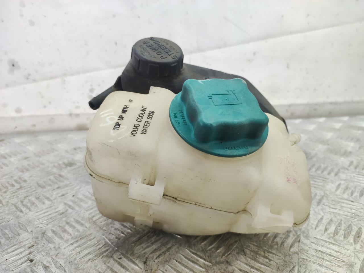 бачок расширительный Volvo C70 1 поколение 1999, 2.5 л., бензин, МКПП, серебро, купе, передний привод - фото №1