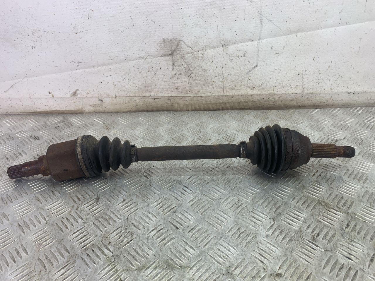 полуось передняя левая (приводной вал, ШРУС) Ford Fiesta 5 поколение 2004, 1.4 л., бензин, МКПП, хетчбэк 5 дв., передний привод - фото №1