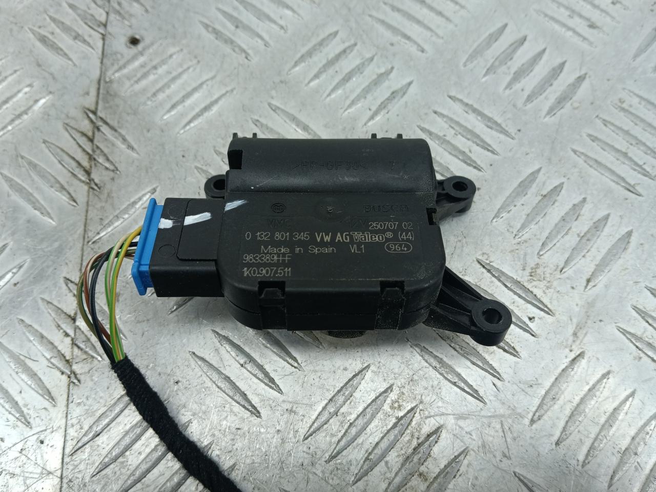 моторчик заслонки печки Volkswagen Golf 6 поколение 2008, 1.4 л., CGGA, бензин, 5МКПП, голубой, хетчбэк 5 дв., передний привод, 1K0907511 - фото №1