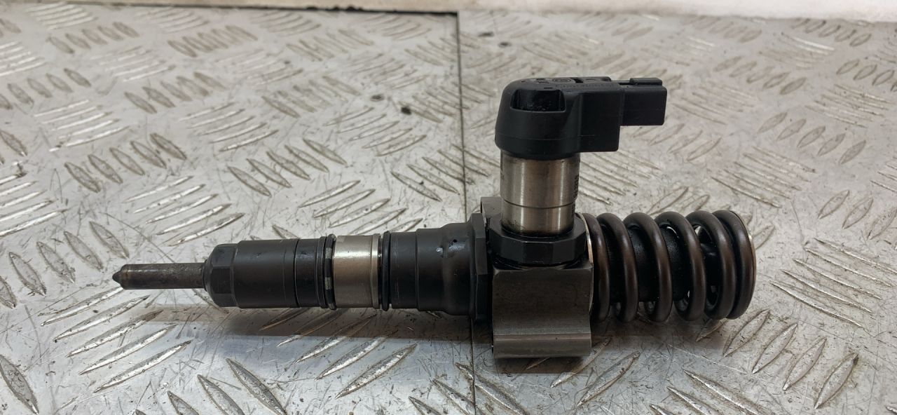 форсунка Volkswagen Passat B6 (2005 - 2010), 2.0 л., дизель, 03G130073T - фото №1