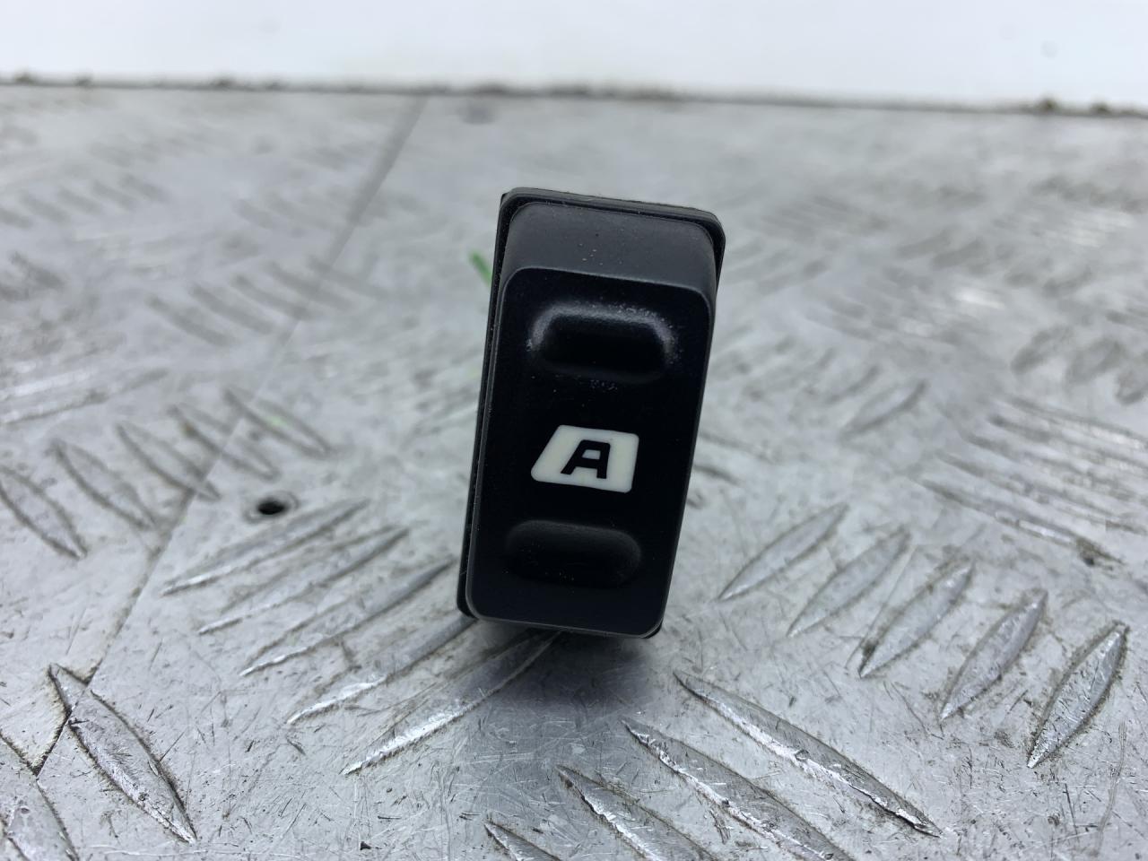 кнопка стеклоподъемника двери Citroen Xsara Picasso 1 поколение 2004, 1.8 л., 6FZ (EW7J4), бензин, МКПП, серый, передний привод - фото №1