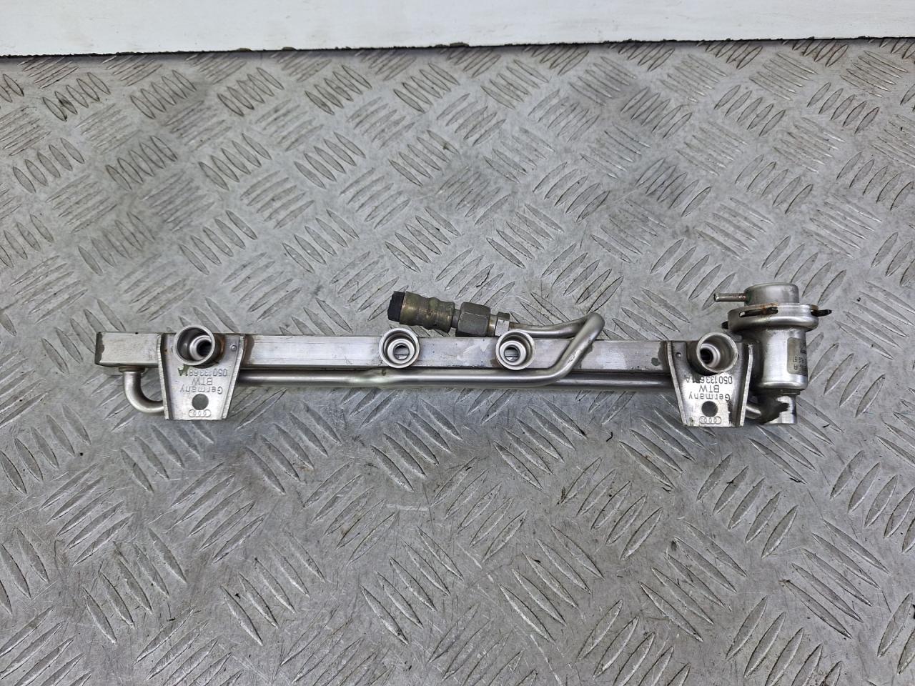 топливная рампа Audi A4 B5 1997, 1.6 л., AHL, бензин, МКПП, универсал, 050133681A - фото №1