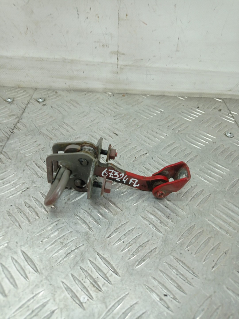 ограничитель открывания двери Chevrolet Alero 1 поколение 2000, 2.4 л., бензин, АКПП, красный, седан, передний привод - фото №1